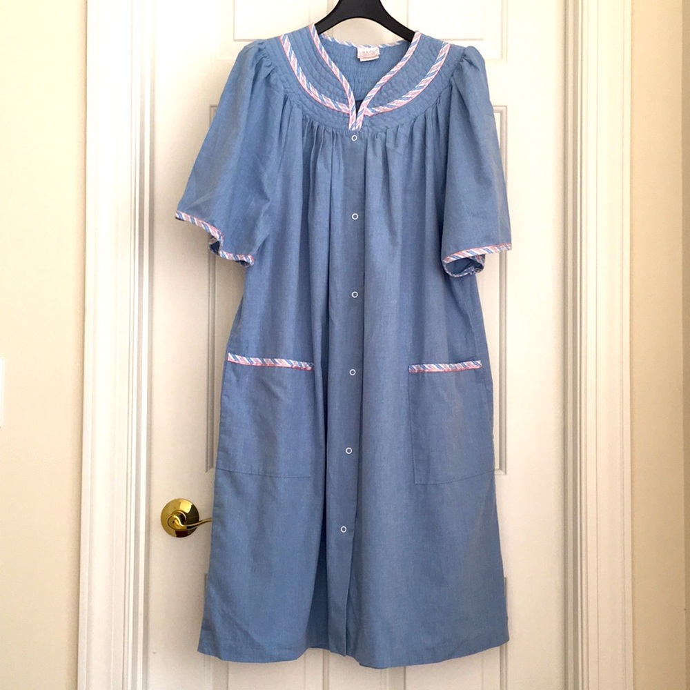 Simply Basic Sleepwear Pale Blue Large 2 front pockets Button down Short Sleeves
